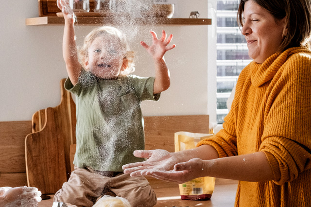 Katharina von Sichtwechsel hat viel Freude mit ihrem Kind beim Backen – alltagsnahe Tipps für Eltern im Bindungskurs.