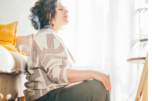 Eine Frau meditiert in entspannter Haltung – Bonusmodul „Meditationen & Affirmationen“ im Bindungskurs von Sichtwechsel für mehr Gelassenheit und Verbindung im Familienalltag.