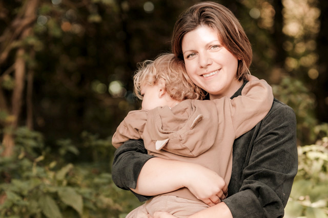 Katharina von Sichtwechsel mit ihrem Sohn auf dem Arm – Bindung als Fundament für eine liebevolle Eltern-Kind-Beziehung im Bindungskurs