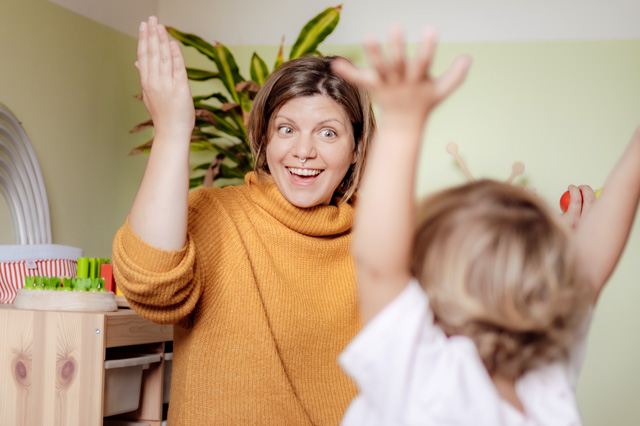 Katharina von Sichtwechsel spielt mit ihrem Sohn – beide lachen und heben die Hände. Bindungskurs Modul: Kindliche Unreife