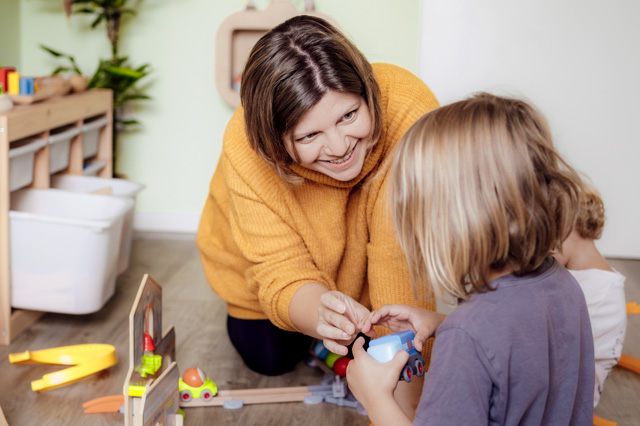 Katharina von Sichtwechsel spielt mit ihrem Sohn und überreicht ihm ein Spielzeug – Bindungskurs Modul: Liebevolle Führung