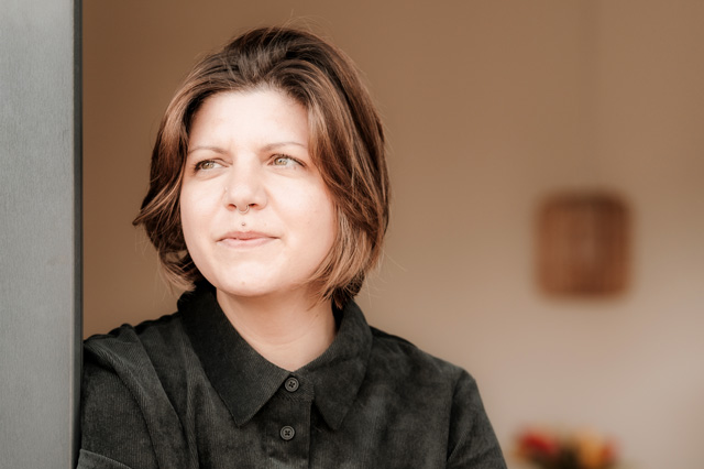 Katharina von Sichtwechsel reflektiert in einem ruhigen Moment – Bindungskurs Modul: Inneres Kind