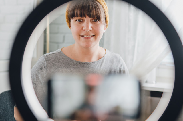 Katharina von Sichtwechsel im Live-Austausch mit Eltern. Workshops und Sprechstunden im Bindungskurs